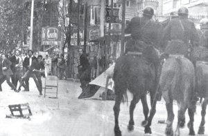 Cordobazo, 1969. Manifestantes enfrentando a la polica