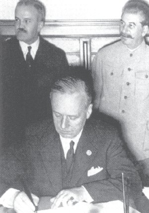 Ribbentrop firmando el pacto en Mosc. Atrs a la derecha Stalin; a la izquierda Molotov