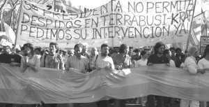 Cabecera de la marcha de los trabajadores de Terrabusi, apoyados por partidos de izquierda, frente a la embajada de Estados Unidos. Martes 15/9