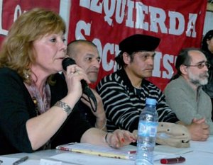 La diputada Olivero, junto a otros luchadores, en el Encuentro Sindical realizado el pasado 12/9 en la facultad de Filosofa, donde se resolvi impulsar la campaa nacional por la prohibicin de los despidos