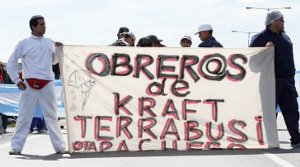Obreros de Terrabusi cortando la Panamericana durante su largo conflicto