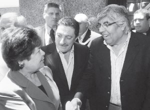 Moyano y Viviani, de la CGT, estrechando la mano de la embajadora de EE.UU.