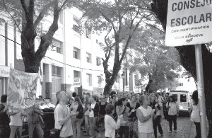 Protesta de padres, alumnos y docentes del Colegio Nacional San Isidro. Provincia de Buenos Aires