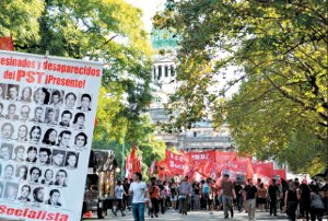 Columna de Izquierda Socialista partiendo desde Congreso a Plaza de Mayo en este 24 de marzo