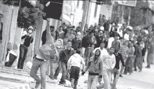 Palestinos tiran piedras contra los soldados israeles. Nabi Saleh, Cisjordania
