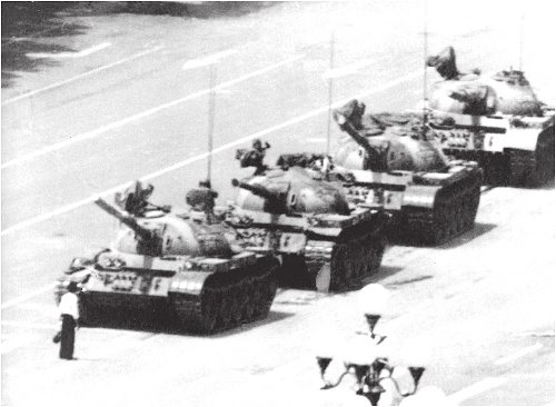 Estudiante desafa a los tanques en la Plaza Tiananmen, China, 1989