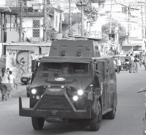 Tanque de asalto ingresando a la favela