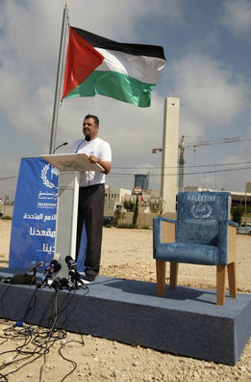 Dirigente palestino hace una conferencia de prensa en Ramallah (Cisjordania), el 5 de setiembre. La silla azul recorri distintos pases y fue llevada a la sede de la ONU en Nueva York.