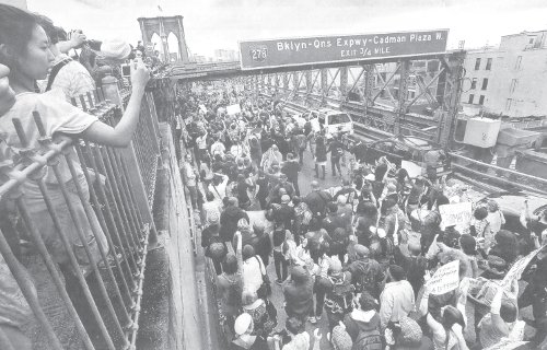 Manifestantes ocupan el puente de Brooklyn