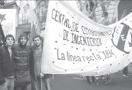 Dario Basso (en el medio) y otros estudiantes, en la marcha por Sobrero
