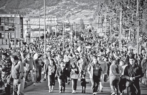 Miles de pobladores marchando por sus derechos y contra el gobierno de Piera