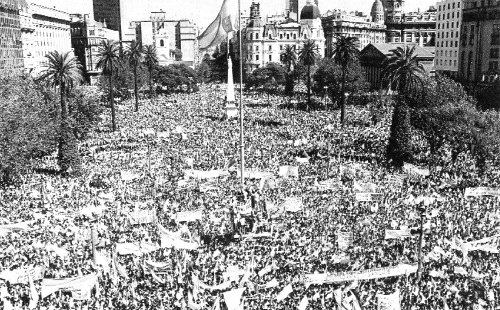 10/4/1982. Ciento cincuenta mil personas en Plaza de Mayo repudian al enviado del presidente estadounidense Ronald Reagan, Alexander Haig. Y cuando Galtieri reivindica su gestin y la del yanqui, recibe una inmensa chiflatina