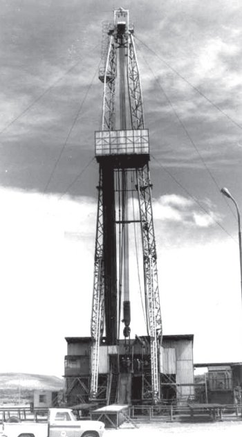 Torre de perforacin de Yacimientos Petrolferos Fiscales. Comodoro Rivadavia, Chubut. Dcada del 60
