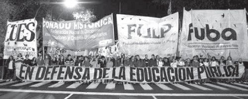 El último viernes 18 de mayo se llevó a cabo una movilización educativa a Plaza de Mayo con más de 5.000 compañeros convocada por Conadu Histórica, FUBA, FULP y los secundarios de la CUES (foto). Reclamamos un aumento del presupuesto, un boleto educativo nacional, por un salario igual a la canasta familiar, paritarias sin techo, estabilidad laboral y 82% para los jubilados, por la derogación de las leyes antieducativas y contra los fondos de la megamineria en la universidad.