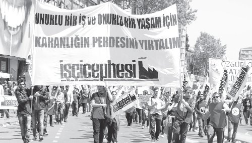 Cabecera de la columna del Frente Obrero el 1 de mayo en Estambul