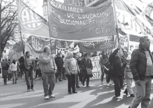 Vista de una de las marchas de estatales en La Plata