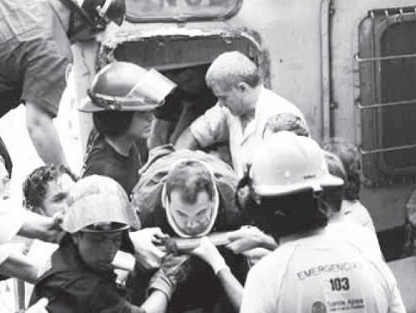 Momento en que el maquinista Marcos Crdoba es rescatado del tren