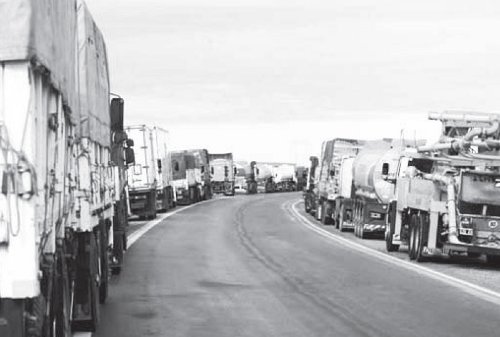Camiones varados en la ruta 22, Neuqun.