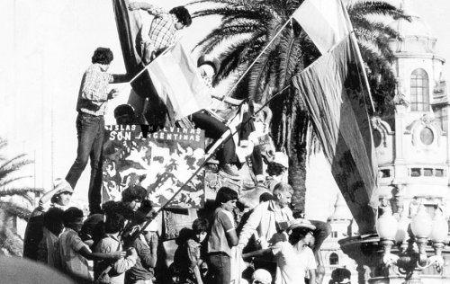 Movilizacin a Plaza de Mayo. Abril 1982, donde se observa un cartel que dice Islas Malvinas son argentinas