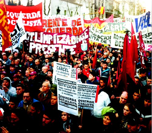 El Frente de Izquierda apoy a los ferroviarios, familiares de las vctimas y usuarios en la marcha que protagonizaron el pasado viernes 23 en Plaza de Mayo