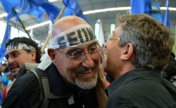 El Secretario General de los municipales del Seom Jujuy y referente nacional del Encuentro Sindical Combativo junto al Pollo Sobrero y otros importantes dirigentes, Carlos "Perro" Santillán, ha señalado a la prensa que: "Es necesario sumar el esfuerzo de todos los sectores hacia el Frente de Izquierda y de los Trabajadores". (Prensa Jujuy, 23/12)