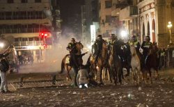 Giordano: "La violenta represión de la policía tucumana, fuerzas especiales y patotas de civil de inteligencia cuando miles se movilizaban pacíficamente contra el fraude, muestra hasta dónde puede llegar el gobierno kirchnerista de Alperovich-Manzur para mantenerse en el poder y convalidar el fraude electoral."