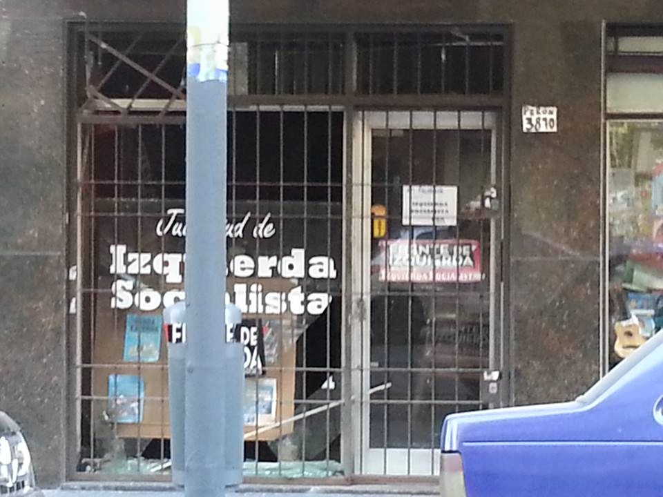 Nuestro local de Almagro ha sufrido un ataque. Rotura de los vidrios del frente y parte del mobiliario quemado. Mucho olor a kerosene. Repudiamos ese ataque a la Juventud de Izquierda Socialista y al Frente de Izquierda y ratificamos nuestro trabajo político en el barrio junto a los vecinos y los jóvenes que nos acompañan en Almagro.