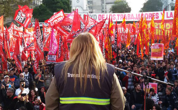 "Hicieron un acto contra nadie. Llamamos a que rompan la tregua y les exigimos que llamen ya mismo un paro general contra el ajuste de Macri y los gobernadores y por el triunfo de todas las luchas en curso." expresó Rubén Sobrero en su discurso