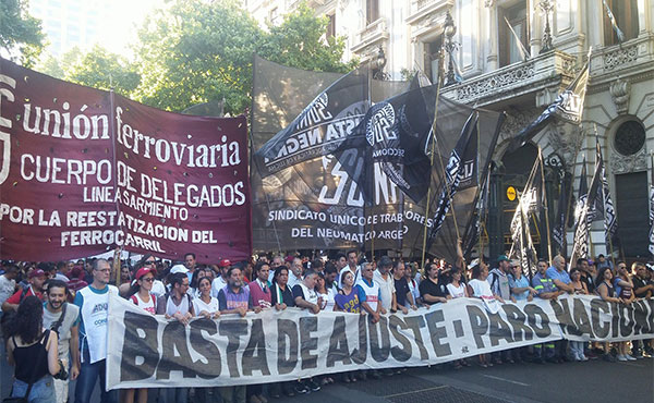 Sindicatos y organizaciones sociales, estudiantiles y la izuqierda se movilizaron esta tarde de Congreso a Plaza de Mayo a 15 años de las jornadas revolucionarias del 19 y 20 de dicembre de 2001.