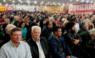 Más de 700 dirigentes sindicales se reunieron en el Hotel Bauen, bajo gestión de los trabajadores, representativos de sindicatos de las cinco centrales obreras del movimiento obrero industrial, estatal y docente que integran y apoyan el Frente de Izquierda de la lista Unidad que encabeza la fórmula Altamira- Giordano