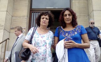 Laura Marrone y Andrea Robles al salir de la audiencia en los tribunales federales de Comodoro Py