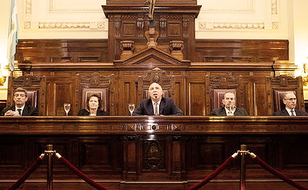 “La Corte de la impunidad”. Así quedará en la historia este fallo aberrante de los cortesanos vitalicios y millonarios, puestos a dedo por Macri con el aval de los demás políticos patronales.