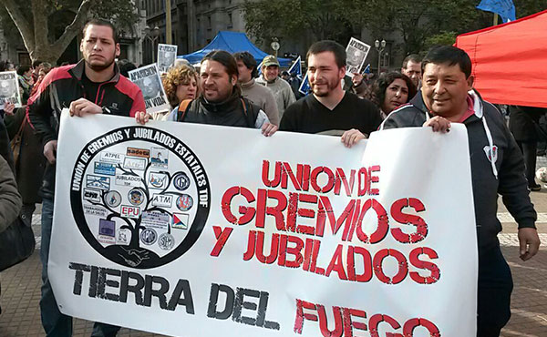 En la marcha unitaria que realizarán mañana jueves 19/5 los trabajadores judiciales, profesionales de la salud de CICOP, docentes y estatales de la provincia de Buenos Aires estarán presentes los dirigentes fueguinos Horacio Gallegos (del sindicato municipal SOEM), José Gómez (AFEP-Asociación Fueguina de Empleados Públicos), Roberto Camacho (CTA provincial) y Alejandro Gómez (docente de SUTEF).