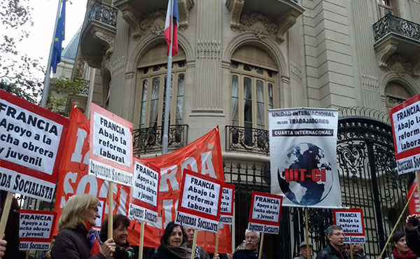 Como parte de la jornada internacional en apoyo a la lucha de los trabajadores y jóvenes en Francia convocada por la Unidad Internacional de los Trabajadores (Cuarta Internacional), Izquierda Socialista llevó a cabo un acto hoy martes 14 frente a la embajada Francesa en Buenos Aires.