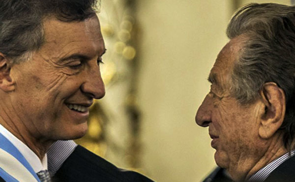 Hay que embargar y expropiar ya todos los bienes de la familia Macri para que pague el total de la deuda y que el Correo Argentino se ponga bajo control de sus trabajadores, reincorporando a todos los despedidos durante la privatización bajo gestión macrista y que vayan presos todos los funcionarios corruptos que avalaron esta nueva estafa de los Macri."