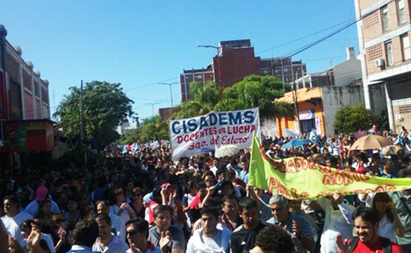 12.000 docentes marcharon hoy por las calles de la capital santiagueña