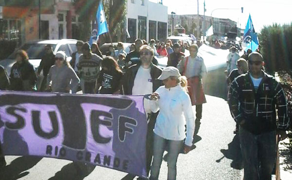 La gobernadora kirchnerista Rosana Bertone de Tierra del Fuego rebajó 8,5% los salarios y aumentó la edad jubilatoria y los años de aportes a los estatales.