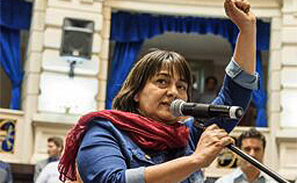 Mónica Schlotthauer, diputada provincial de Izquierda Socialista en el Frente de Izquierda, participó de la movilización convocada por la CGT junto al sindicalismo combativo y la izquierda. Schlotthauer habló en el acto del sindicalismo combativo.