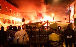 El desalojo del acampe pacífico de los trabajadores de Tierra del Fuego fue brutal. A las 2 de la madrugada, con perros, gas pimienta, palos, golpes, personal no identificado de inteligencia y quema de carpas levantadas por trabajadores y jubilados