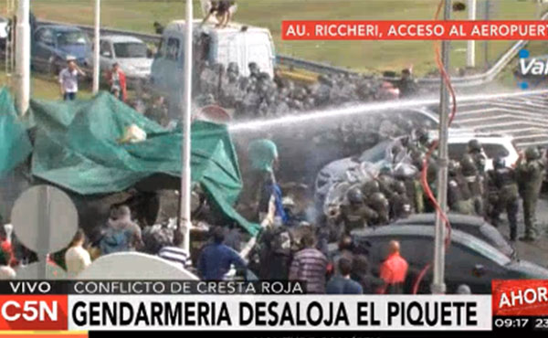 Ayer no los quisieron recibir en la Casa Rosada y hoy los reprimieron salvajemente con la Gendarmería. Repudiamos enérgicamente la represión y exigimos la reapertura de la planta con todo adentro y el 100% de los salarios al día.
