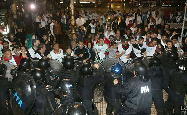 M&oacute;nica Schlotthauer, diputada bonaerense de Izquierda Socialista en el Frente de Izquierda, se refiri&oacute; a la represi&oacute;n de la noche del 9 de abril en Plaza Congreso, donde los docentes intentaban instalar una carpa blanca itinerante en reclamo de mejoras salariales.