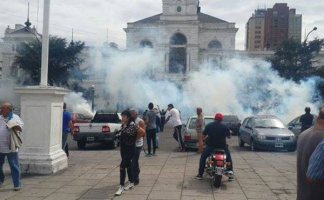 Repudiamos la represión y denunciamos la responsabilidad del intendente Garro (Cambiemos), quien respondió al reclamo de los trabajadores con balas de goma y gases lacrimógenos.