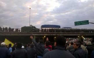 Sobrero señaló: "Es inadmisible que el gobierno y su justicia repriman con la Gendarmería a los choferes de la línea 60 que reclaman una mesa de diálogo y que sean reincorporados los 53 despedidos. La empresa Monsa, vaciadora y negrera, goza de subsidios millonarios por parte del gobierno y está dejando a miles de usuarios sin servicio.