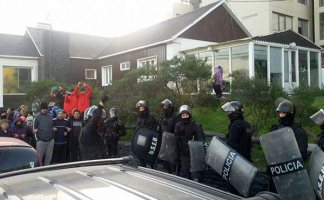 Juan Carlos Giordano (Diputado Nacional electo por el Frente de Izquierda y dirigente de Izquierda Socialista) repudió la represión y las detenciones de varios dirigentes gremiales fueguinos que llevan 2 meses de paro y acampe frente a la Casa de Gobierno provincial contra el ajuste de la gobernadora Rosana Bertone (FPV).