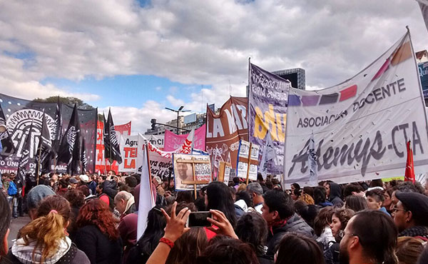 El sindicalismo combativo y la izquierda están participando de la Marcha Federal luego de realizar un acto propio en el Obelisco.
