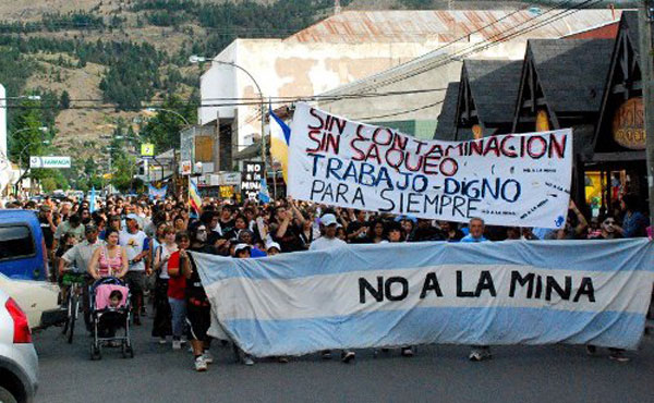 Un grupo de 22 vecinos de Esquel, Chubut, fueron espiados en forma ilegal por organismos de inteligencia nacionales (uno de ellos está filmado por el tribunal cuando entregó el material). Entre ellos se encuentra el docente, activista antiminero y candidato al Parlasur del Frente de Izquierda (por Izquierda Socialista), Agustín Gigli, junto a periodistas y luchadores de la Asamblea "No a la Mina".