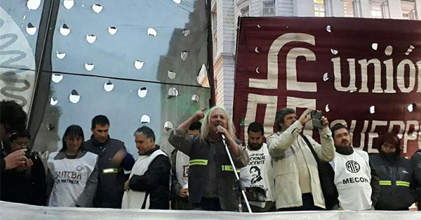 A pesar de la lluvia miles de trabajadores ferroviarios, del neumático, docentes, estatales, de la construcción, entre otros gremios, marcharon de Congreso al Ministerio de Trabajo en rechazo al ajuste y a la reforma laboral ´a la brasilera´ que prepara el gobierno de Macri para después de las elecciones.