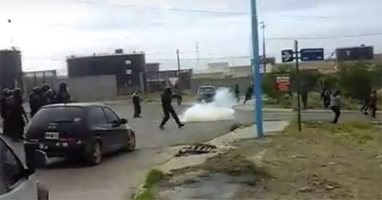 El Diputado Nacional de Izquierda Socialista en el Frente de Izquierda, Juan Carlos Giordano, repudió enérgicamente la violenta represión a los trabajadores municipales de Caleta Olivia.