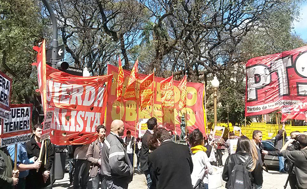 Coincidiendo con la visita de Temer a la Argentina el Frente de Izquierda realizó un acto unitario de repudio al mandatario brasileño. 