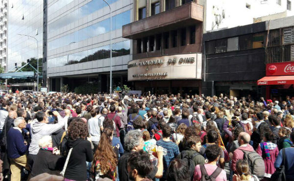 Apoyamos la “asamblea permanente en defensa del cine nacional” que coordina a los distintos sectores desde donde se impulse las próximas iniciativas, movilizaciones y reclamos para enfrentar el ajuste del gobierno y la defensa de todos los puestos de trabajo.